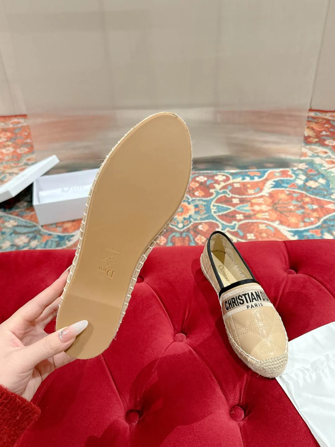👟👟Ex-factory price 460👟👟 Dior DIOR's new popular early spring fisherman shoes 🆕 Simple, elegant and fashionable, timeless and timeless, it is a classic that will never fade away in the fashion circle, retro fisherman shoes. Original hand-woven surface, electric embroidery technology! Specific cloth surface and rubber outsole. Code number: 35-39 (40.41 customized, non-refundable)